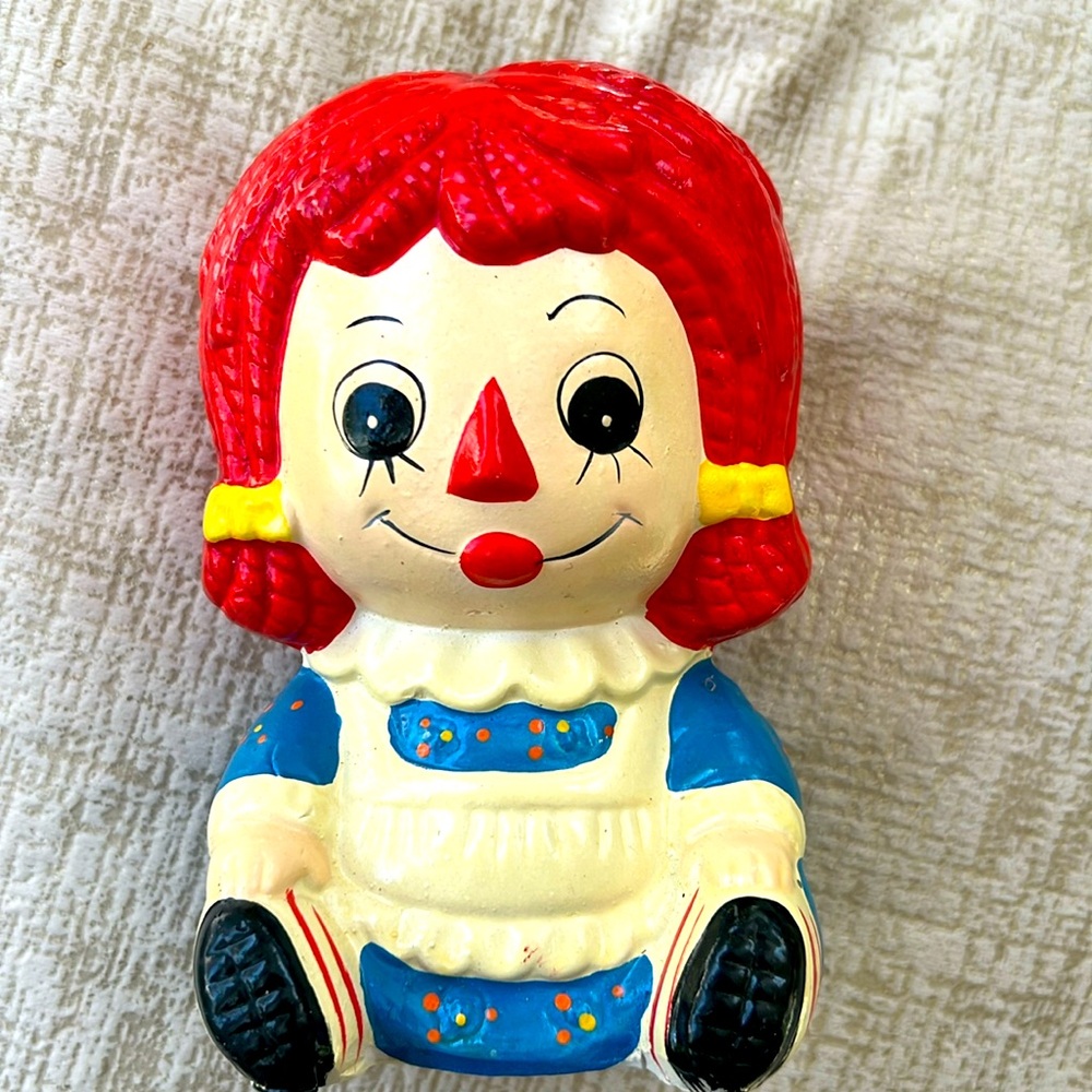 VINTAGE RUBENS RAGGEDY ANN DOLL HEAD VASE PLANTER.
MEASURES 6” HIGH AND 3 1/4